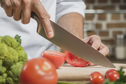 Faca de chef cortando vegetais