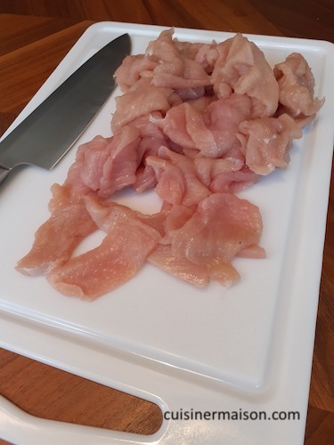 Cortar carne em uma tábua de cozinha