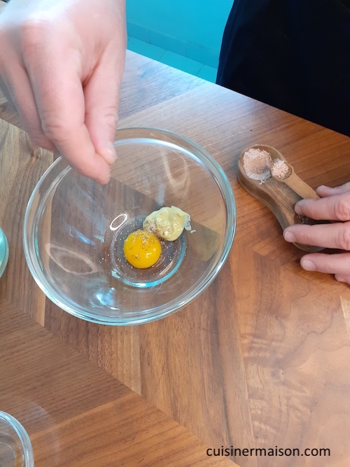 Etapas da receita: molho com ovo e mostarda
