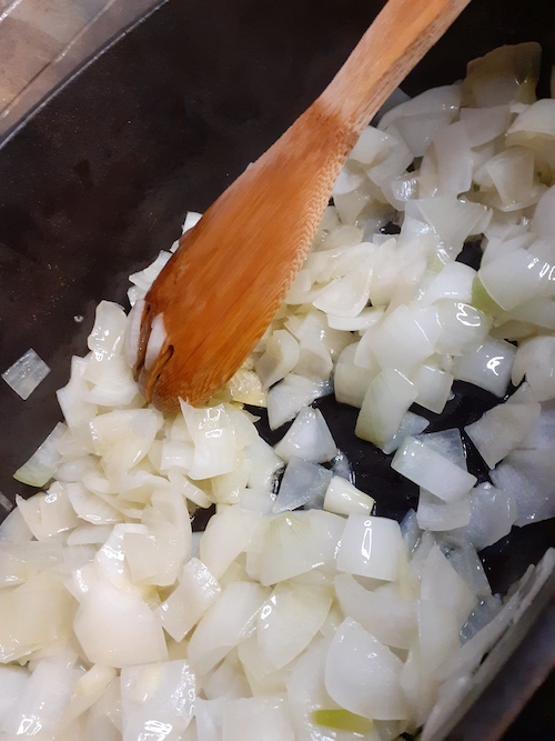 Refogue as cebolas