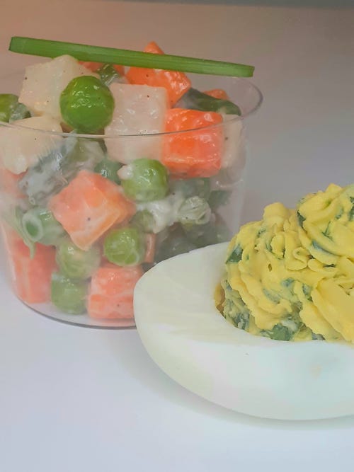 Salada de vegetais verrine com mimosa de ovo