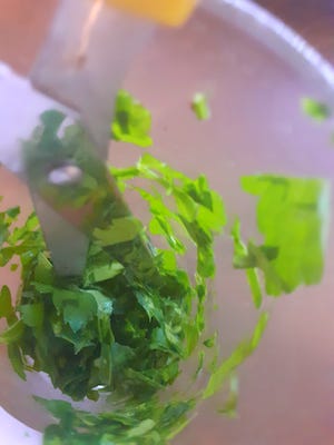 Corte a salsa em um copo