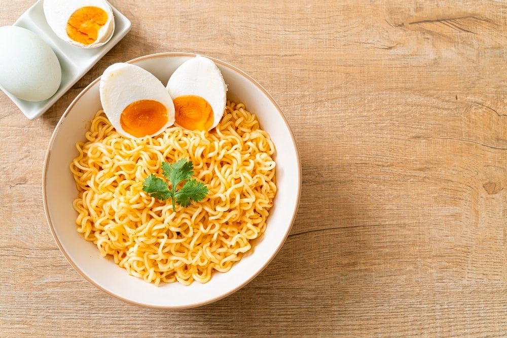 Do que é feito o macarrão com ovo