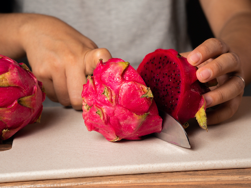 Corte uma pitaya rosa vermelha