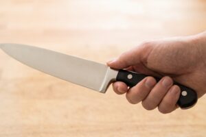 Testando manualmente a empunhadura de uma faca de chef