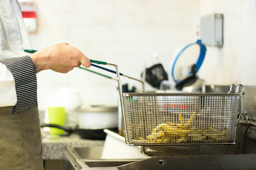Cesta de fritura para preparar batatas fritas