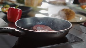 cozinhar com óleo em uma frigideira com fumaça