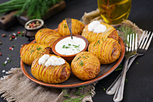 Como você cozinha batatas no forno em 20 minutos?