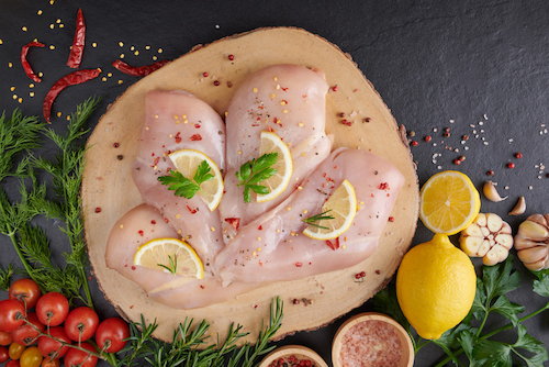 Quanto tempo leva para cozinhar um peito de frango fino?