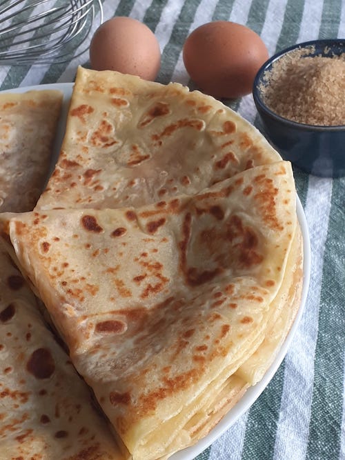 A receita de panquecas fofas de açúcar mascavo para o Mardi Gras!