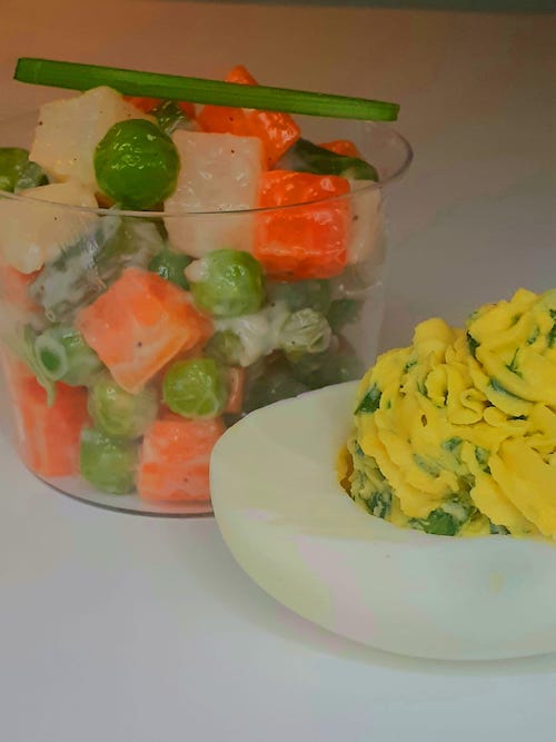 Salada macedônia com ovos de mimosa