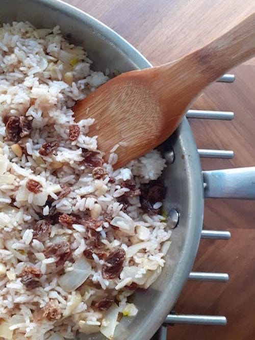 Pilaf de arroz com uvas e 5 especiarias