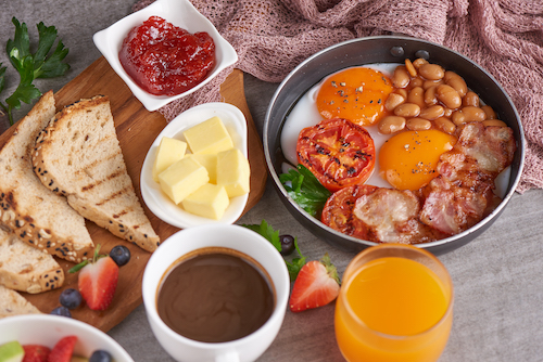 Um café da manhã inglês para o brunch de domingo